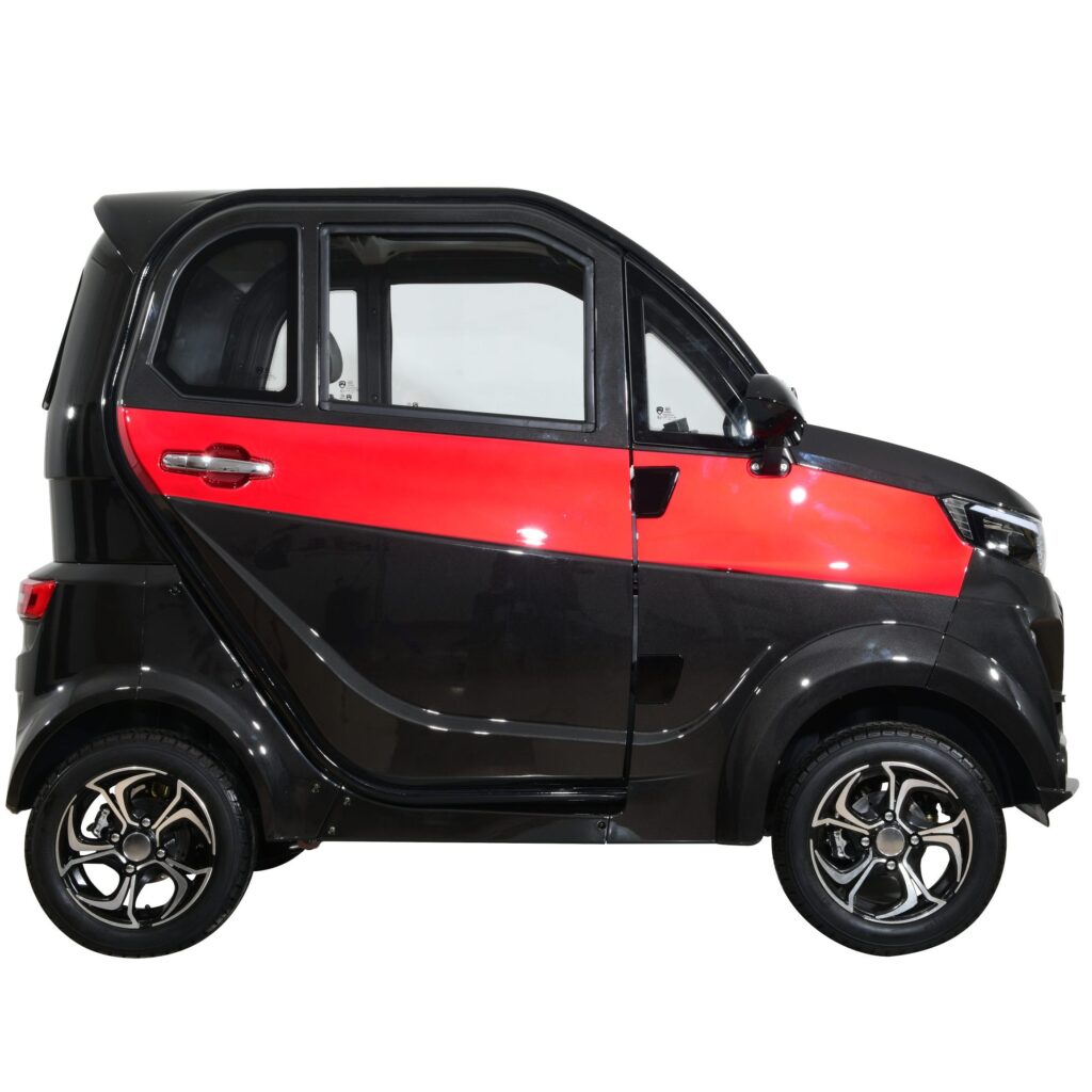A side view of the Green Transporter Q Express featuring a sleek black chassis with red accents, exemplifying a modern design for urban mobility.
